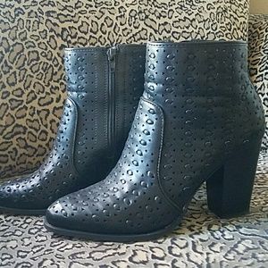 Size 8 Black JustFab Lucy Boots